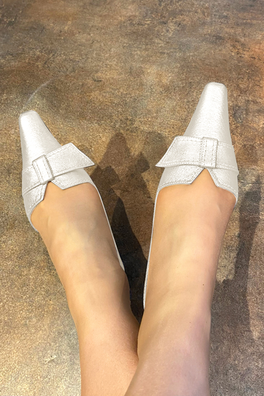 Pure white women's slingback shoes. Tapered toe. Medium spool heels. Worn view - Florence KOOIJMAN